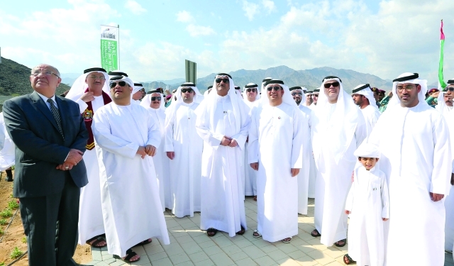 "حاكم الفجيرة عقب رفع العلم ــ\tوام"