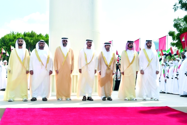 "محمد بن زايد متوسطاً أولياء العهود"