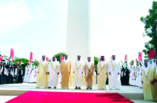 "محمد بن زايد وحمدان بن محمد وسلطان بن محمد بن سلطان وعمار النعيمي ومحمد الشرقي وراشد بن سعود ومحمد بن سعود وحمدان بن زايد خلال احتفالية العلم"