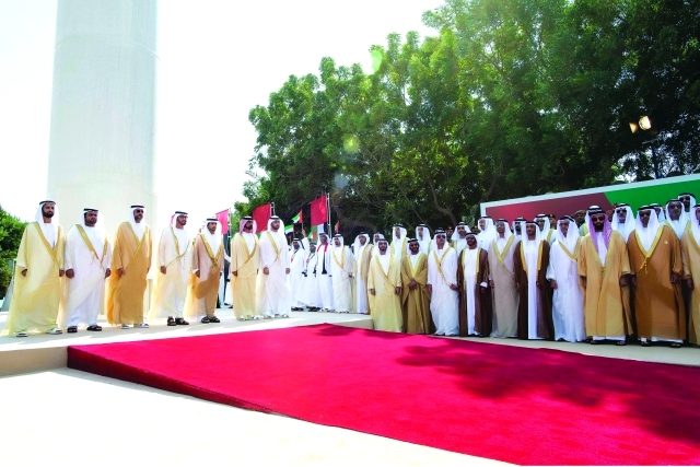 "ولي عهد أبوظبي وحمدان بن محمد وسلطان بن محمد بن سلطان وعمار النعيمي ومحمد الشرقي وراشد المعلا ومحمد بن سعود والشيوخ والوزراء"