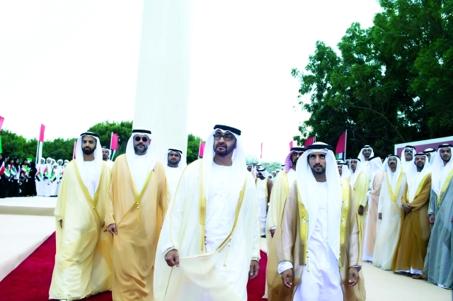 "محمد بن زايد وحمدان بن محمد وسلطان بن محمد بن سلطان ومحمد الشرقي وراشد المعلا ومحمد بن سعود ومحمد المر خلال الاحتفال \tــ تصوير: محمد هشام ووام"