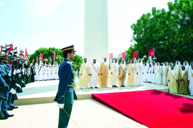 "محمد بن زايد وأولياء العهود والشيوخ أثناء تحية حرس الشرف"