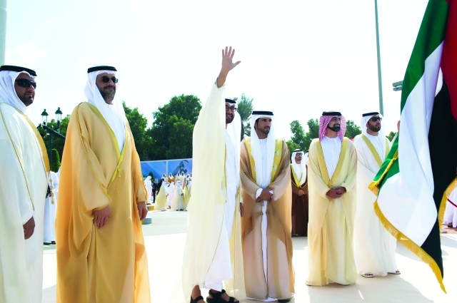 "محمد بن زايد يحيي فريق المسيرة البحرية"