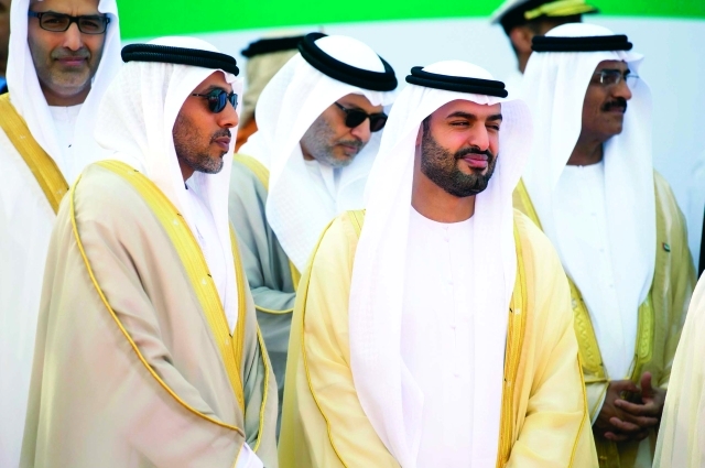 "أنور قرقاش وعبد الله النعيمي وأحمد بن طحنون ومحمد بن حامد خلال الاحتفالية"