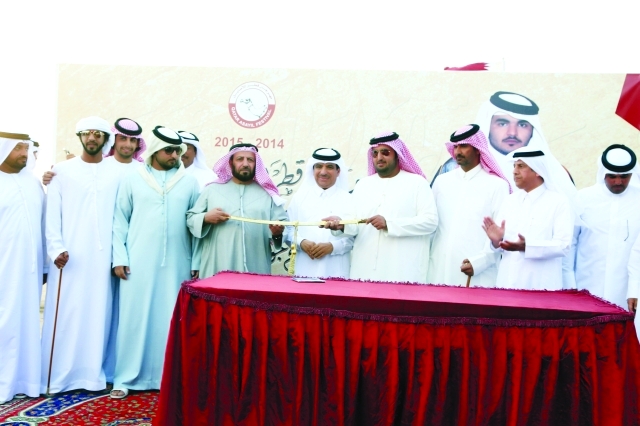 "جانب من تتويج الفائزين-البيان"