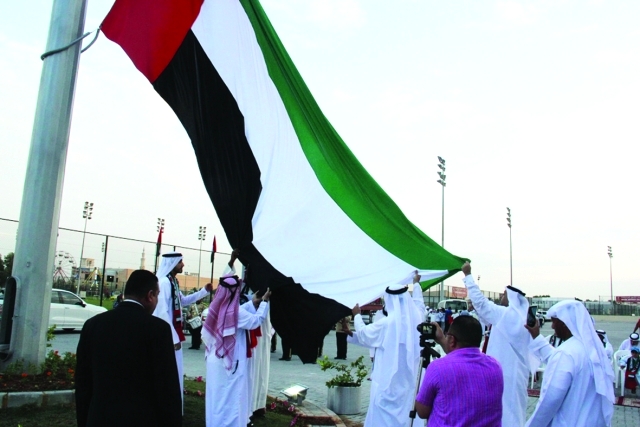"ابن خادم وأعضاء مجلس الإدارة والأسرة الشعباوية خلال رفع أطول علم والاحتفال باليوم الوطني"