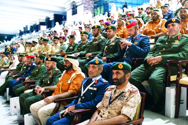 "عيسى سيف المزروعي وعبد الله مهير الكتبي وكبار الضباط خلال الاحتفالية"