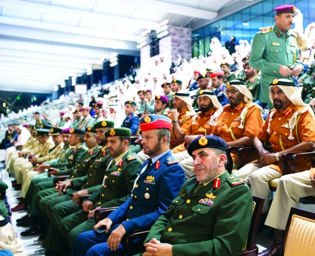 "ضباط القوات المسلحة يتابعون العرض"