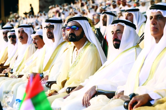 "محمد بن راشد والحكام ومحمد بن زايد وولي عهد الشارقة وملك المغرب يتابعون الحفل        \t تصوير : خليفة اليوسف"