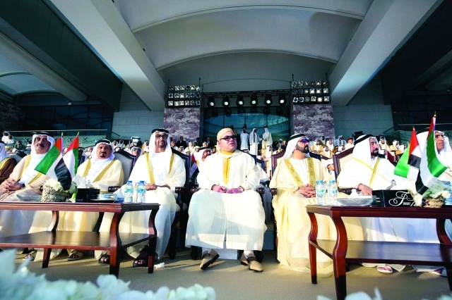 "محمد بن راشد والحكام ومحمد بن زايد وملك المغرب يتابعون الحفل\t ــ تصوير: خليفة اليوسف ووام"