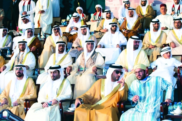 "راشد بن حميد وعدد من الشيوخ وكبار المسؤولين"