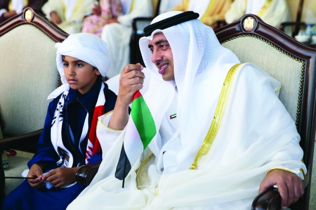 "عبدالله بن زايد يتابع العرض"
