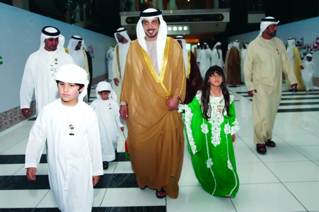 "منصور بن زايد لدى وصوله الحفل"