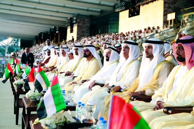 "محمد بن راشد والحكام ومحمد بن زايد وأولياء العهود يتابعون العرض"