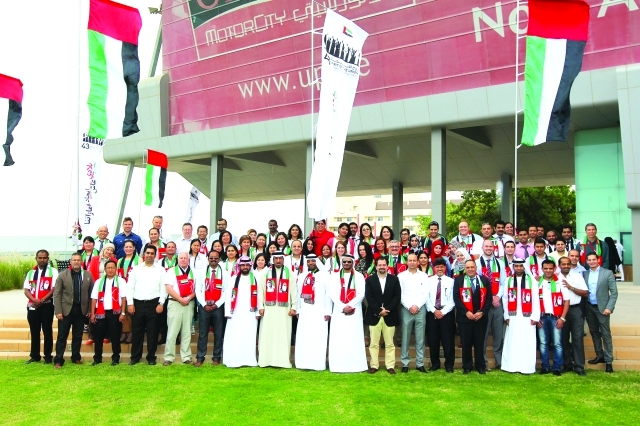 "مسؤولو وموظفو الاتحاد العقارية خلال الاحتفال\t\t-البيان"