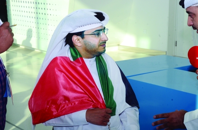 "العصيمي عقب الفوز متوشحاً علم الإمارات\t- البيان"