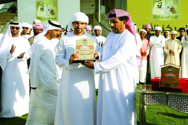 ".. وسموه يسلم الجائزة إلى المضمر المنصوري\t تصوير – مجدي إسكندر"