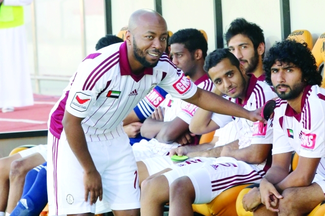 "لاعب نادى الوحدة إسماعيل مطر يشد من أزر زملائه بالفريق - البيان"