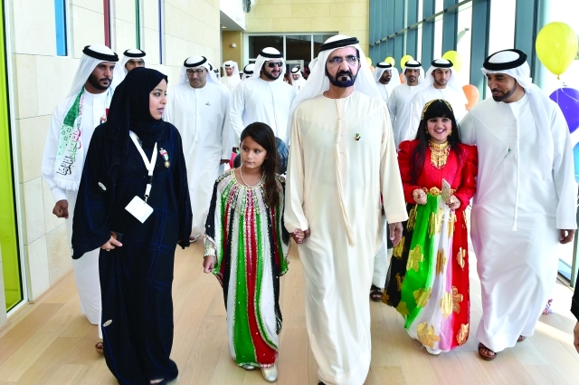 "محمد بن راشد خلال افتتاحه المركز بحضور مكتوم بن محمد والجليلة بنت محمد والعويس وسلطان السبوسي وبشرى الرحومي  ــ تصوير - سيف محمد"
