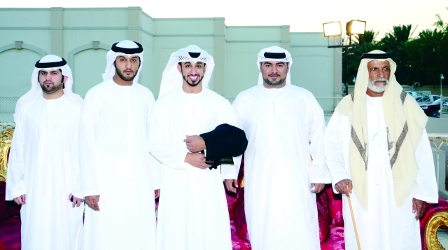 "سعيد الظاهري يتوسط عدداً من الحضور"