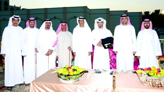 "العريس وجمع من الأهل والأصدقاء"