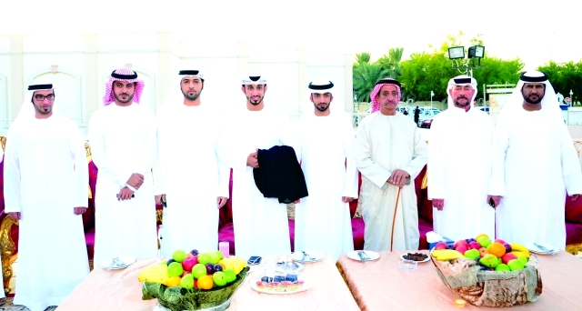 "العريس سعيد الظاهري يتوسط والده خليفة سعيد الظاهري ووالد العروس محمد علي النعيمي وعدداً من الشخصيات"
