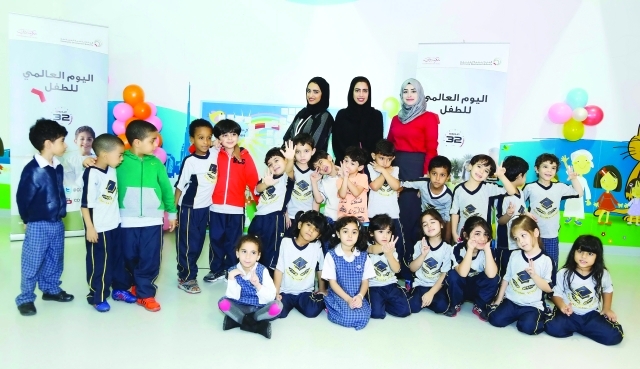 "تلاميذ ومدرساتهم في لقطة تذكارية من الحفل"