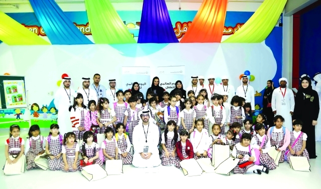"موظفو هيئة تنمية المجتمع مع التلاميذ"