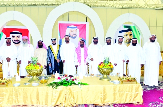 "العريس مع الأهل والأصدقاء"