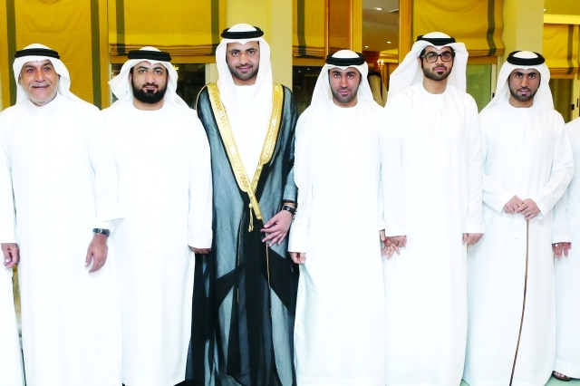 "العريس يتوسط علي الطاهر وفيصل الأميري وراشد الطاهر وسلطان الطاهر وعبدالرحمن"