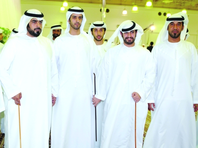 "ذياب وزايد بن طحنون يتوسطهما العريس"