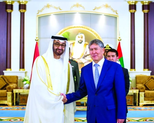 "محمد بن زايد مصافحاً ضيف البلاد"