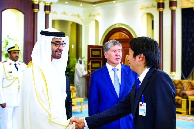 "ولي عهد أبوظبي لدى استقباله أعضاء الوفد القيزغستاني"