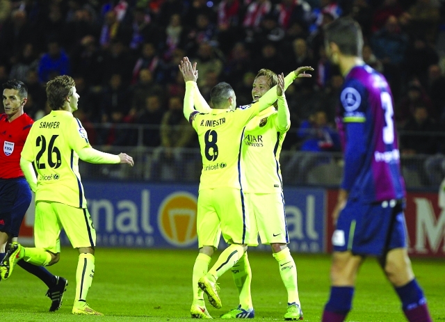 "برشلونة تخلص من أويسكا بسهولة إي بي آي"