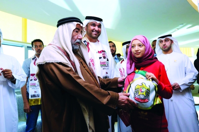 "هدية إماراتية إلى طفلة مصرية"