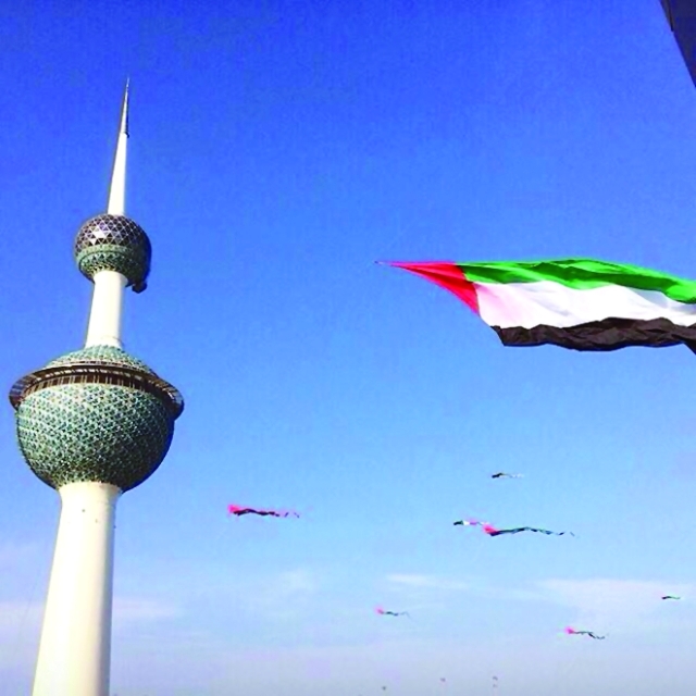 "علم الإمارات يحلّق في سماء الكويت ــ الشقيقة"