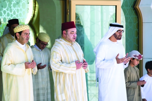 "ولي عهد أبوظبي وملك المغرب خلال زيارتهما ضريح الشيخ زايد  ــ  وام"