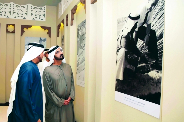 "محمد بن راشد يقف أمام إحدى الصور النادرة لمؤسس الدولة"