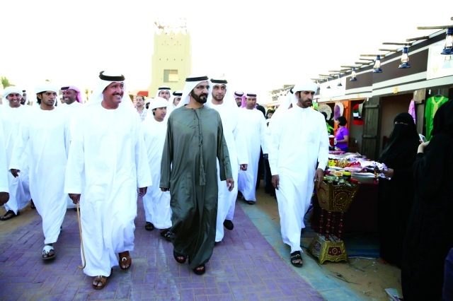 "محمد بن راشد لدى زيارته مهرجان زايد التراثي يرافقه سلطان بن حمدان آل نهيان ــ تصوير: خليفة اليوسف"