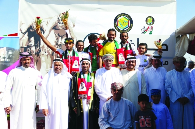 "مسؤولو الاتحاد الخليجي مع أبطال المرحلة الأولى للطواف في عمان - البيان"