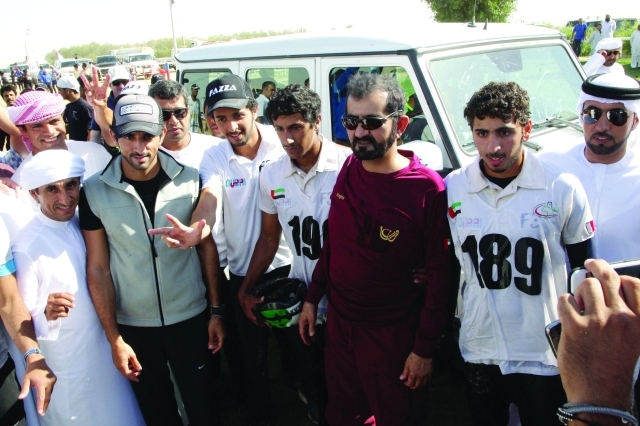 "محمد بن راشد وحمدان بن محمد مع الفائزين"