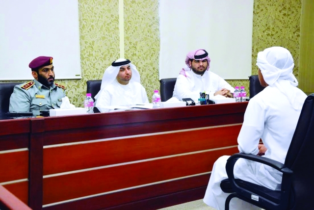 "من إحدى المقابلات التي تنفذها الدائرة للباحثين عن عمل"