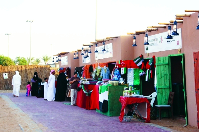 "معروضات أمام محال الأسر المواطنة بالسوق الشعبي"