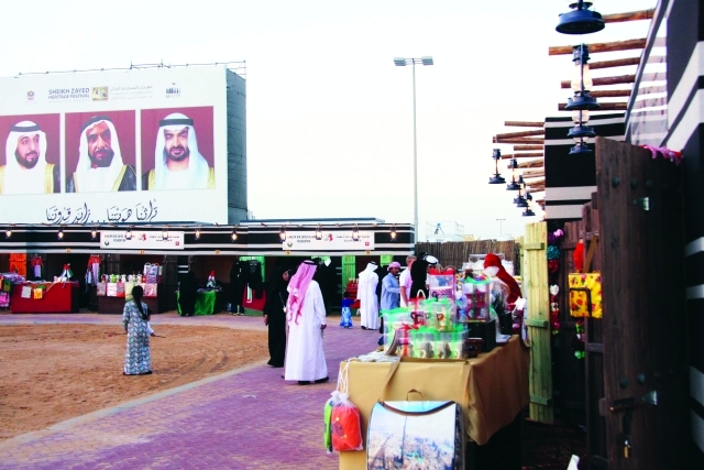 "إقبال من جانب زوار المهرجان على السوق الشعبي-\t البيان"