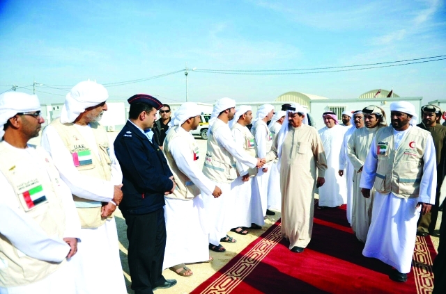 "حاكم عجمان لدى زيارته المخيم وام"