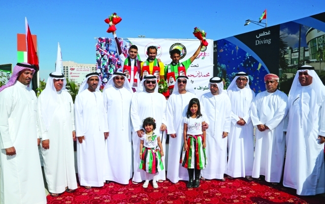 "احمد بن سيف الشرقي وكبار الحضور مع نجوم الامارات الثلاثة الاوائل على منصة التتويج - تصوير ــ محمد منور"