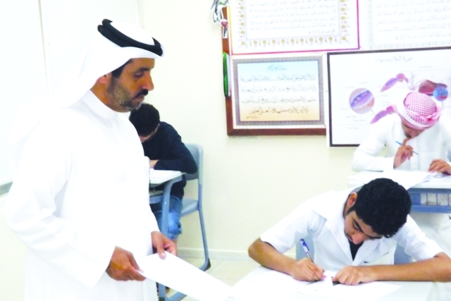 "أحمد المنصوري يتفقد الامتحانات"