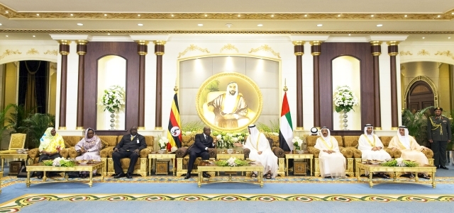 "محمد بن زايد مستقبلاً يويري موسيفيني بحضور محمد المر وسعيد وسيف بن زايد وأعضاء الوفد الأوغندي ــ\t وام"