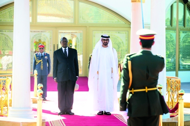 "ولي عهد أبوظبي لدى استقباله الرئيس الأوغندي"