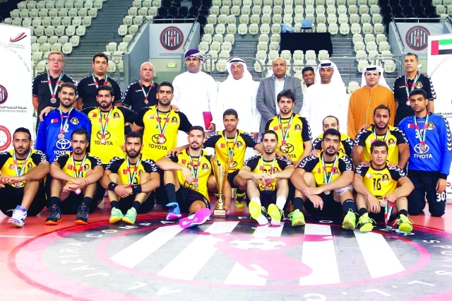 "لقطة جماعية لفريق الأهلي البحريني بعد التتويج"